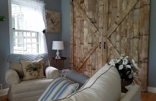 Northfield Bed & Breakfast | Charming room in lovely Northfield with WiFi, AC