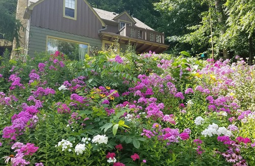 Northfield Bed & Breakfast | Charming room in lovely Northfield with WiFi, AC