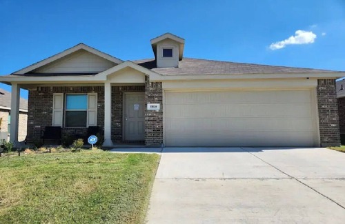 Hutchins House | Charming room with AC and WiFi in wonderful Hutchins in South Dallas county!
