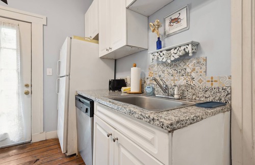 Historic Downtown Savannah Apartment | Charming Savannah Duplex with Courtyard and Parking