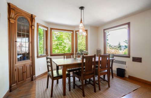 Seattle Metro Area House | Charming Seattle Hideaway - 1 block from lake WA