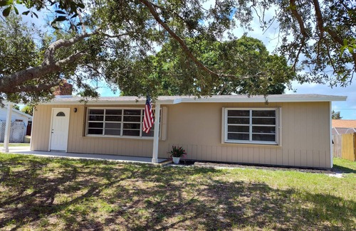 Sebastian Highlands Cottage | Charming Sebastian Home . bring Your Boat!