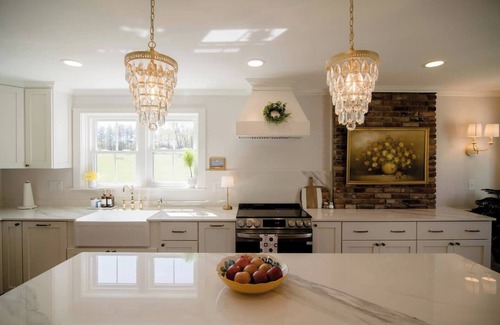 Etna House | Charming & Serene Farmhouse: Near Lakes &Colleges