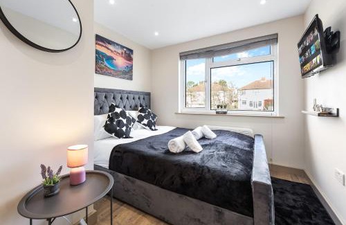Harrow Weald House | Charming Serviced Ensuite Modern Studio - Sleeps 2 - Near Wembley Stadium - Good Transport Link to Central London - Harrow HA3