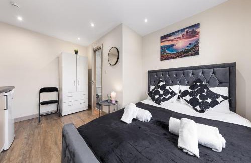 Harrow Weald House | Charming Serviced Ensuite Modern Studio - Sleeps 2 - Near Wembley Stadium - Good Transport Link to Central London - Harrow HA3