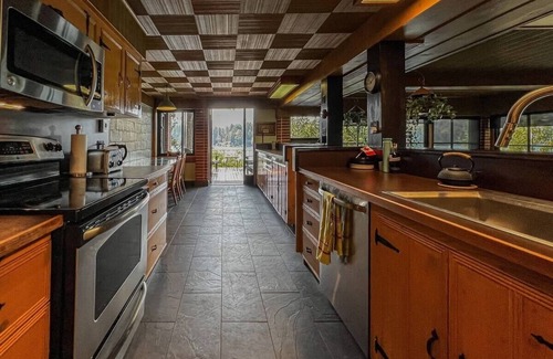 Shawnigan Lake Cottage | Charming Shawnigan Lake Front Cottage