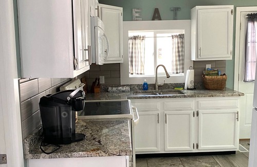 South Haven Cottage | Charming South Haven Cottage - 5 minute to the beach!