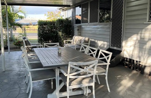 Bundaberg West House | Charming & Spacious Centrally Located Queenslander