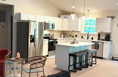 Bumpass House | Charming spacious 5-bedroom house at Lake Anna, Bumpass “The Blue Lake House”