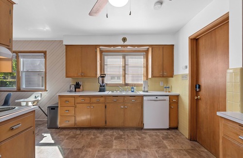Milwaukee Apartment | Charming Spacious Comfort Near Tosa - 11 minutes to Froedtert Hospital