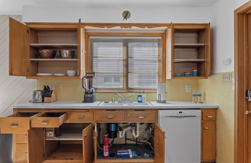 Milwaukee Apartment | Charming Spacious Comfort Near Tosa - 11 minutes to Froedtert Hospital