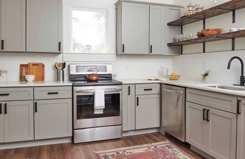 Des Moines House | Charming Spacious Victorian Home Close to Downtown