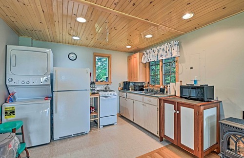 Stonington Apartment | Charming Stonington Studio w/Ocean Views!