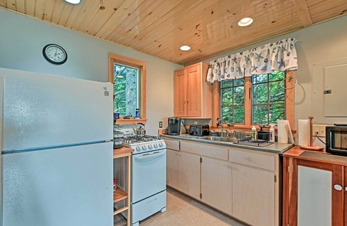 Stonington Apartment | Charming Stonington Studio w/Ocean Views!