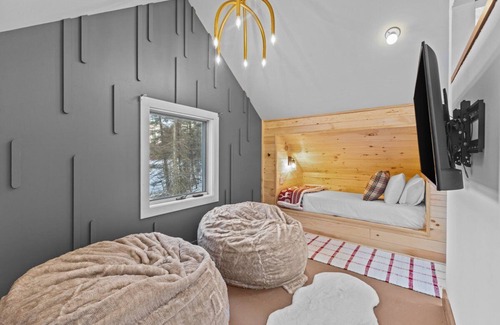 Moscow House | Charming Stowe Carriage House in the Woods
