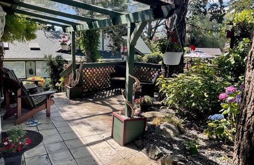 Saanich West Cottage | Charming Studio Garden Cottage in Quiet Neighbourhood