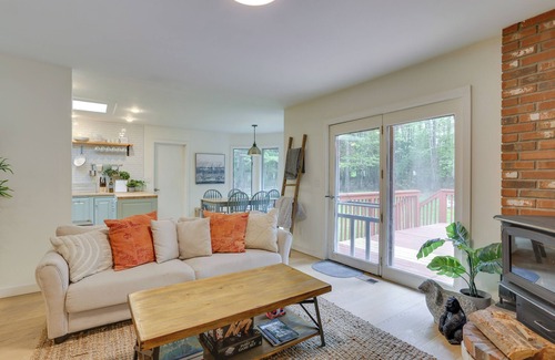 Swan Lake House | Charming Swan Lake Apartment w/Deck!