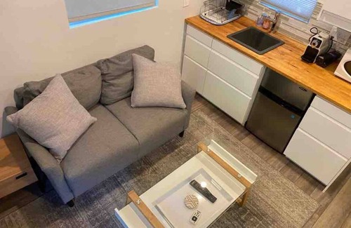 Woodland Hills House | Charming Tiny House 1-bedroom house in amazing garden Los Angeles with WiFi, AC