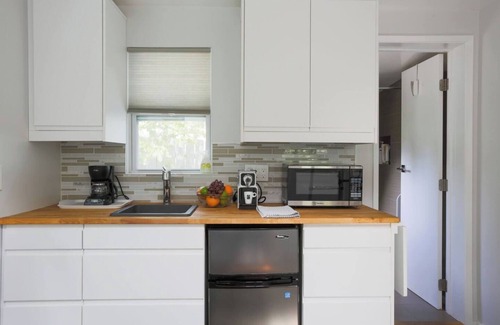 Woodland Hills House | Charming Tiny House 1-bedroom house in amazing garden Los Angeles with WiFi, AC