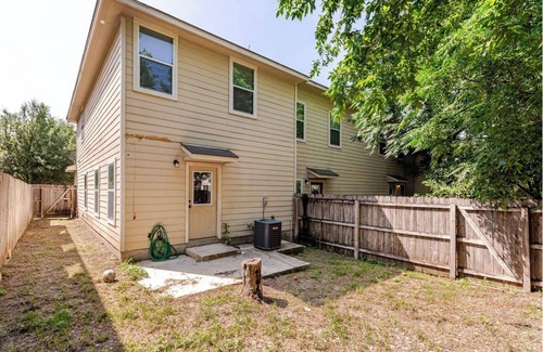 Leon Valley House | Charming townhome in superb San Antonio with AC