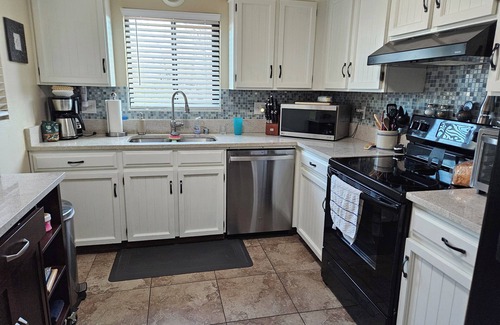 Colonia De Los Alamos House | Charming townhome with AC in Green Valley. Utilities and wireless WI-FI incl.