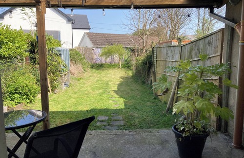 Ennis House | Charming townhouse: pubs, restaurants & trad music a short stroll away☘️