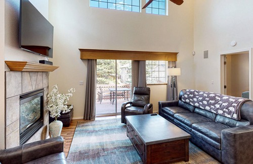 Ponderosa Trails House | Charming townhouse with balcony, grill, washer/dryer, & central AC
