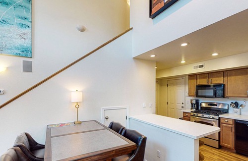 Ponderosa Trails House | Charming townhouse with balcony, grill, washer/dryer, & central AC