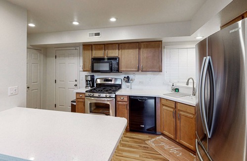 Ponderosa Trails House | Charming townhouse with balcony, grill, washer/dryer, & central AC