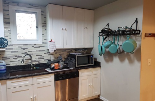 Oak Forest House | Charming Updated guest house in Lovely Quiet Neighborhood