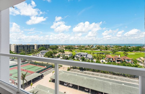 Longboat Key Condo | Charming upper floor condo with Pool, Hot Tub, Tennis Courts and Fitness Center