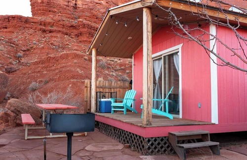 Monument Valley House | Charming Red Cliff Cabin in Monument Valley