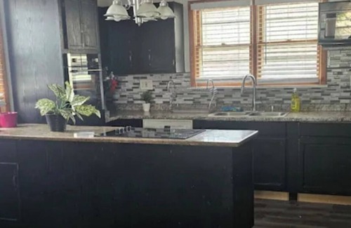 South Chicago Heights Apartment | Charming and a Cozy 2-bedroom apartment in South Chicago Heights with AC