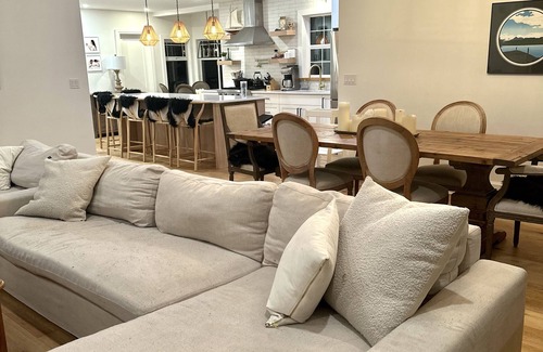 Saanich East House | Charming Victoria Character home-Pet Friendly!