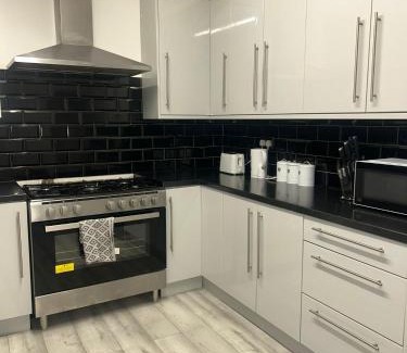 Rusholme House | Charming Victorian Retreat 4BR House in Central Manchester