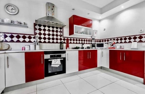 Nueva Andalucia Villa | Charming Villa behind Puerto Banus, pool & pub, no need for a car, ultra central