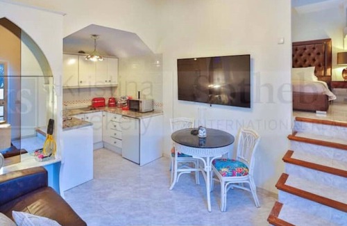 Nueva Andalucia Villa | Charming Villa behind Puerto Banus, pool & pub, no need for a car, ultra central