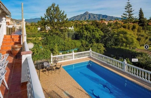Nueva Andalucia Villa | Charming Villa behind Puerto Banus, pool & pub, no need for a car, ultra central