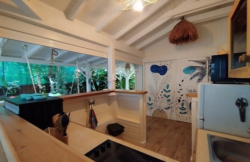 Pointe-Noire House | Charming villa in a quiet area with Jacuzzi and tropical garden, without vis-à-vis