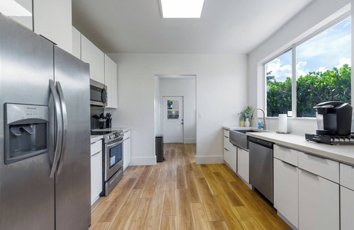 East Little Havana House | Charming Villa, Sleeps 16, Private Pool, Outdoor Cinema, Central Miami