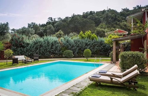 Mikros Gialos Villa | Charming villa w/pretty garden, 5min walk to beach