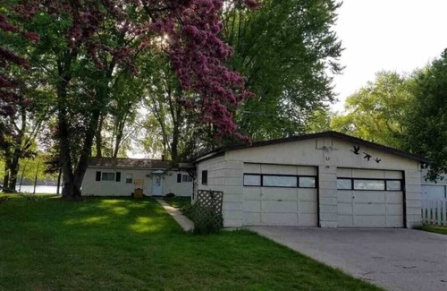 Fremont House | Charming Waterfront 3-Bdrm. Cottage on Wolf River with Private Dock. Fremont, WI