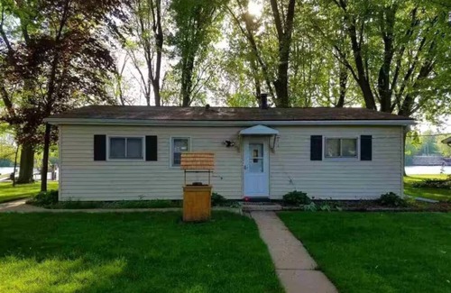 Fremont House | Charming Waterfront 3-Bdrm. Cottage on Wolf River with Private Dock. Fremont, WI