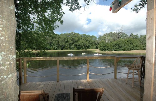 Elmo Apartment | Charming Waterfront Tree House in Kaufman