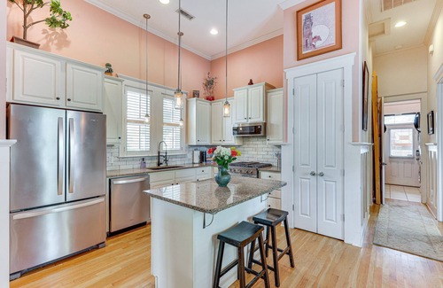 Wilmington Cottage | Charming Wilmington Cottage - Walk to Downtown!