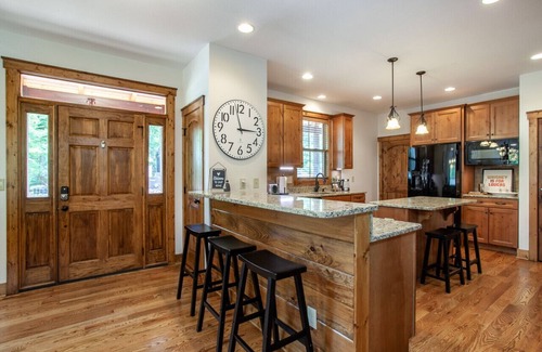 Townsend House | Charming Woodland Retreat w/Porch, Fireplace, Golf & Pool Access