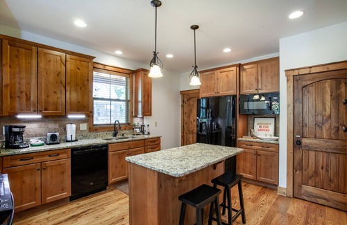 Townsend House | Charming Woodland Retreat w/Porch, Fireplace, Golf & Pool Access