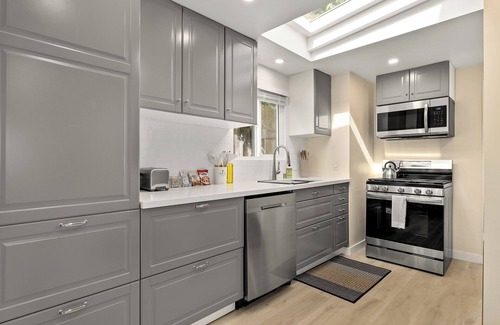 Venice House | Charming Zen 3BR Venice Beach Home with Patio & Washer and Dryer