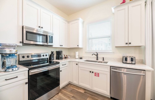 West Kissimmee Cottage | Chat Eau Champagne Cottage with Private Pool near Disney with Margaritaville.