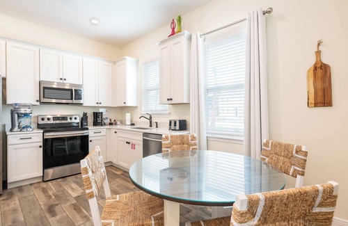 West Kissimmee Cottage | Chat Eau Champagne Cottage with Private Pool near Disney with Margaritaville.